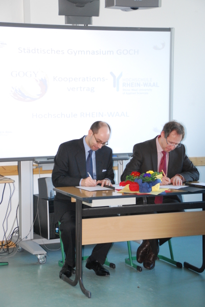 Unterzeichnen des Kooperationsvertrages mit der Hochschule Rhein-Waal